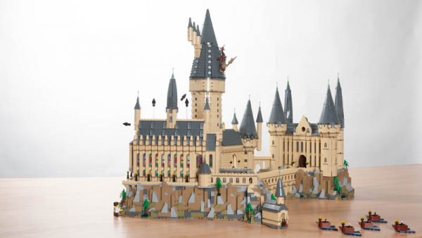 Een gedetailleerde weergave van de LEGO Kasteel Zweinstein set - 71043 met het volledige kasteel en alle 27 minifiguren.