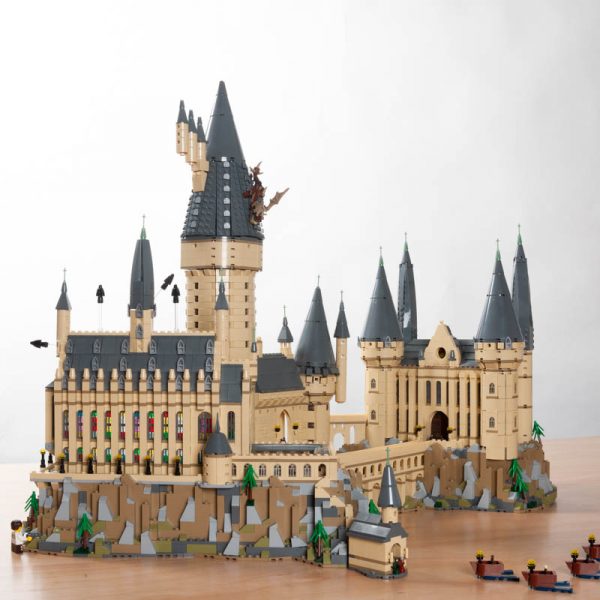 Een gedetailleerde weergave van de LEGO Kasteel Zweinstein set - 71043 met het volledige kasteel en alle 27 minifiguren.