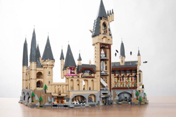 Een gedetailleerde weergave van de LEGO Kasteel Zweinstein set - 71043 met het volledige kasteel en alle 27 minifiguren.