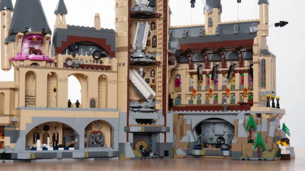 Een gedetailleerde weergave van de LEGO Kasteel Zweinstein set - 71043 met het volledige kasteel en alle 27 minifiguren.