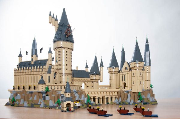 Een gedetailleerde weergave van de LEGO Kasteel Zweinstein set - 71043 met het volledige kasteel en alle 27 minifiguren.